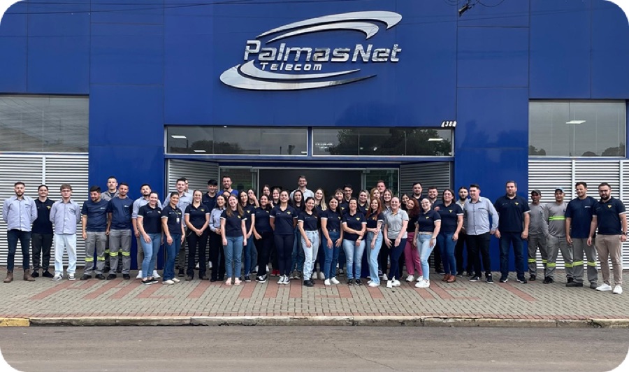 Equipe Palmasnet reunida em frente à sede PalmasNet Telecom