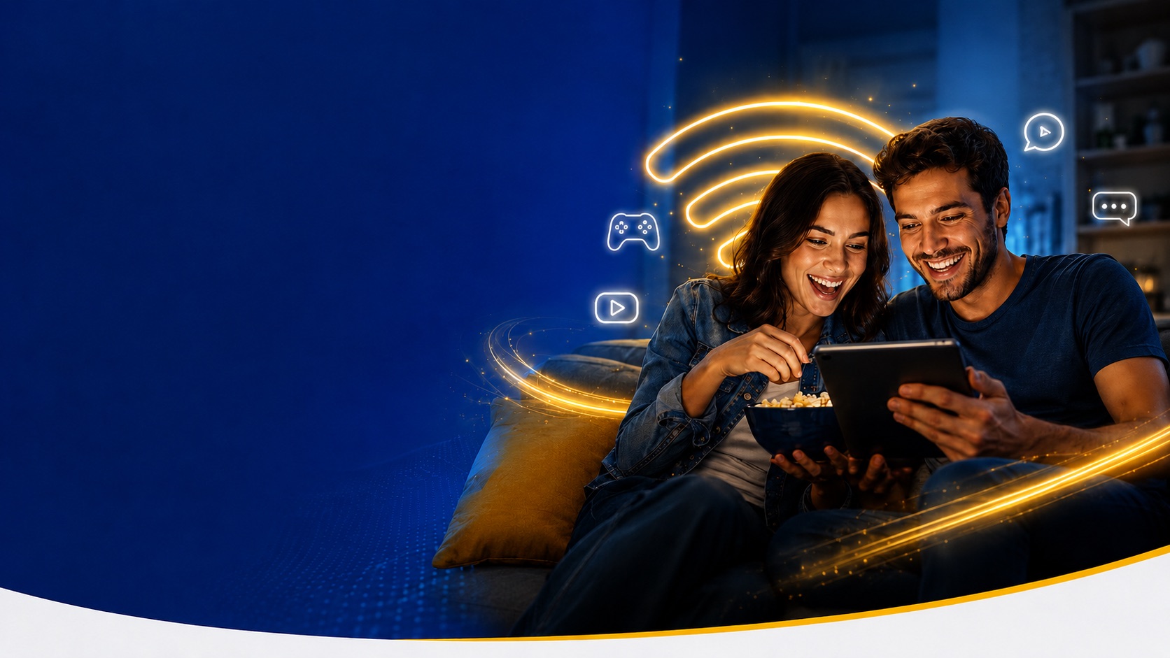Casal assistindo a um tablet em casa — Palmasnet, internet de fibra com velocidade e estabilidade